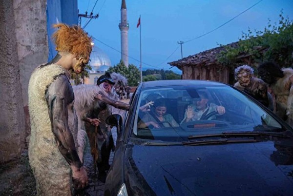 Bursa'da 200 yıllık gelenek! 'Deliler' gece vakti köyü bastı